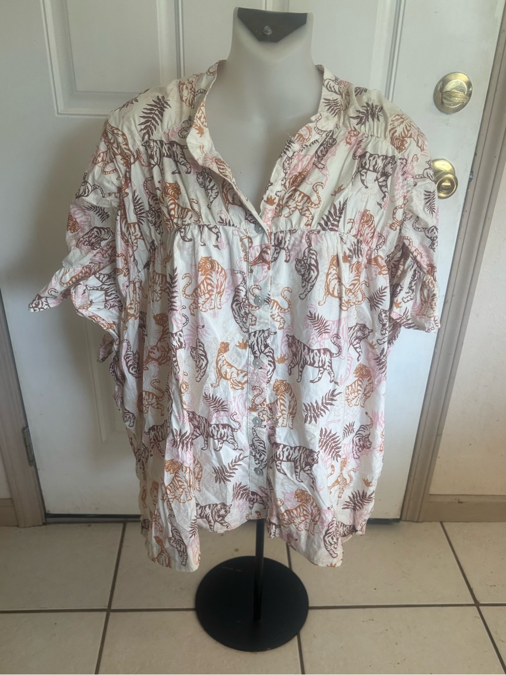 Large BiBi Feeling Fierce cream Tiger Print short sleeve button up Blouse EUC